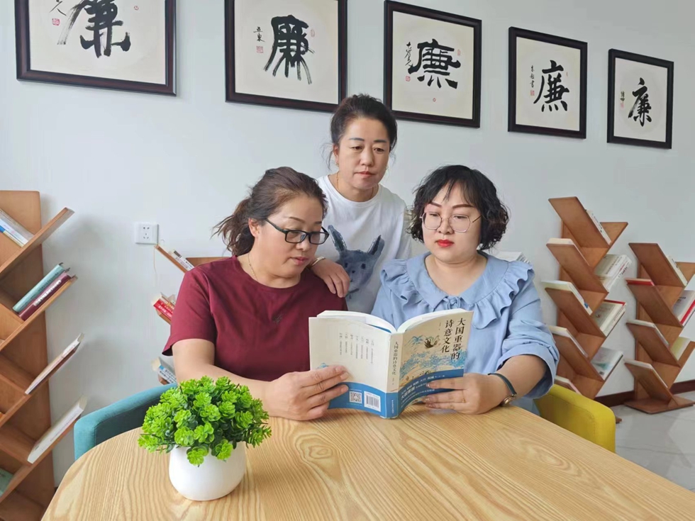 莫爾道嘎森工公司永紅林場組織開展“書香溢林海”職工讀書會（1）.jpg