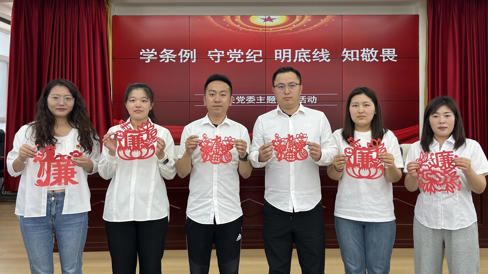 大楊樹林業有限公司直屬機關黨委開展清廉剪紙 (1).jpg