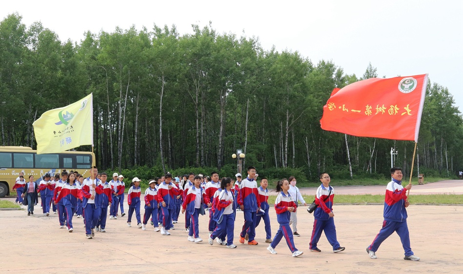 “感黨恩、聽黨話、跟黨走”，探索達(dá)爾濱湖、做森林藝術(shù)家——大楊樹第一小學(xué)研學(xué)旅行走進(jìn)畢拉河林業(yè)有限公司達(dá)爾濱湖國家森林公園.JPG