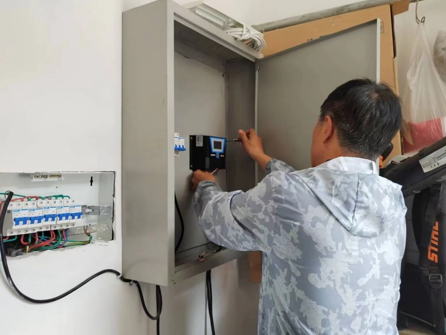 阿里河森工公司貯木中心排查用電線路隱患工作.jpg