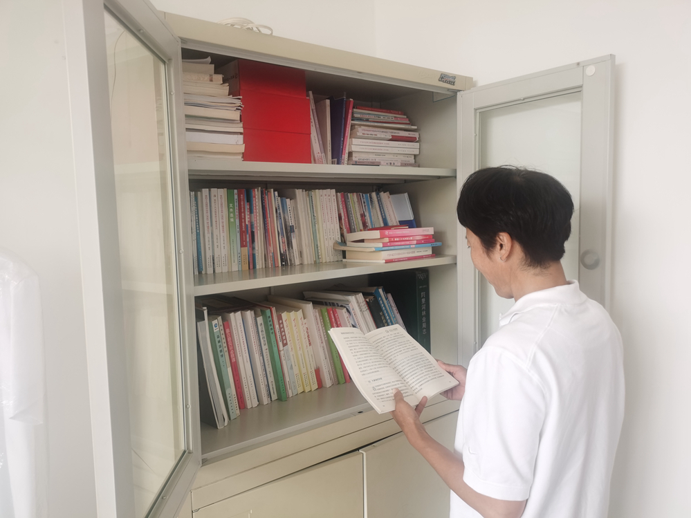 畢拉河林業(yè)有限公司森林經(jīng)營中心開展自檢自查圖書活動.jpg