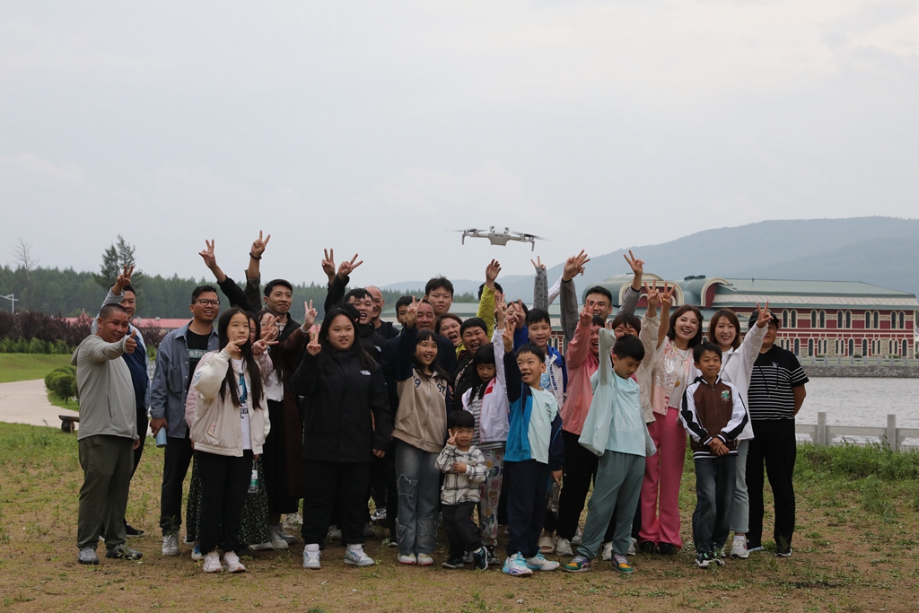 綽爾森工公司迎來(lái)30余名廣東自駕游游客 (1).JPG