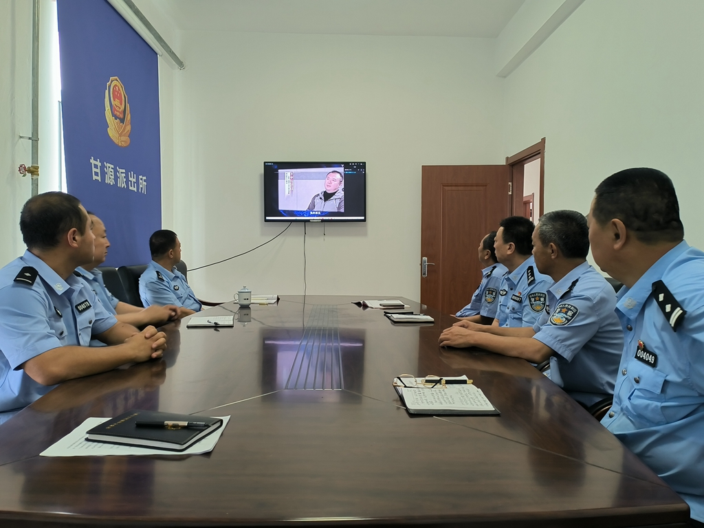 甘河分局第三黨支部組織全體民警觀看《圍獵》警示教育片 (2).jpg
