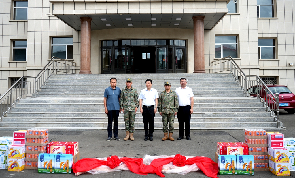 阿爾山森工公司黨政領(lǐng)導(dǎo)“八一”建軍節(jié)前慰問軍警部隊(duì).JPG