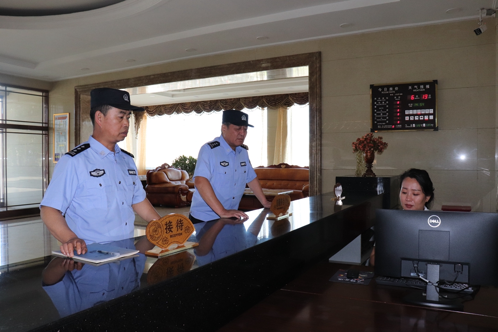 甘河分局中心派出所筑牢旅游旺季安全防線.JPG