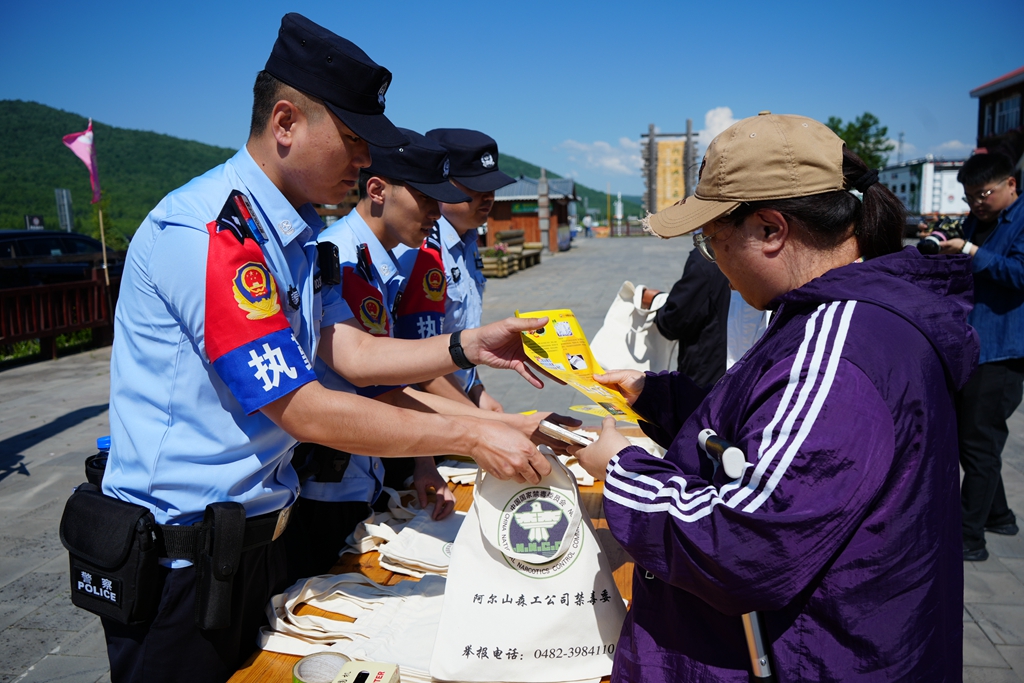 阿爾山森工公司聯(lián)合內(nèi)蒙古大興安嶺森林公安局阿爾山分局開展“6 (3).JPG