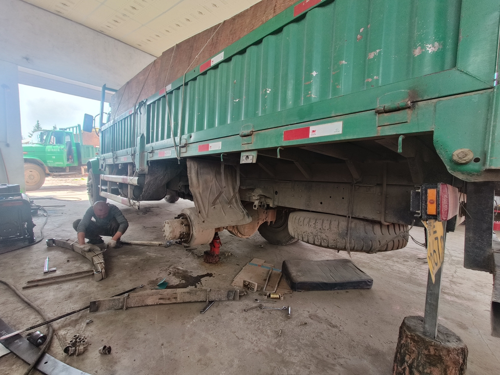 克一河森工公司莫冷格林場（機械運修處）檢修運苗車輛 (2).jpg