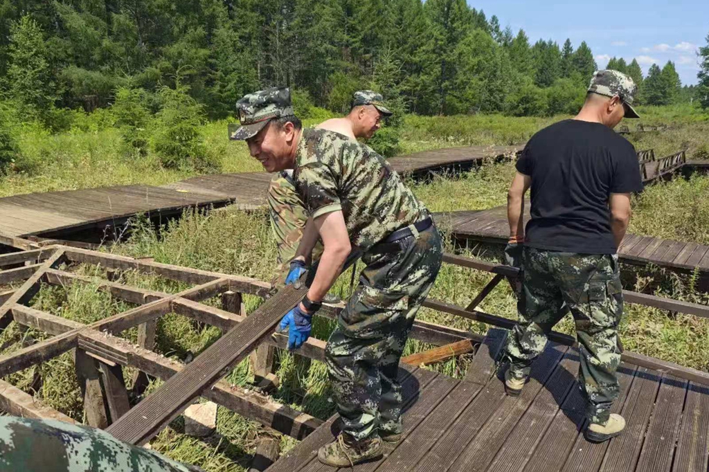 滿歸森工公司白馬經營管護中心修復受損棧道.jpg