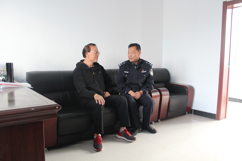 金河分局深入開展黨員民警深入基層聽民意活動.jpg