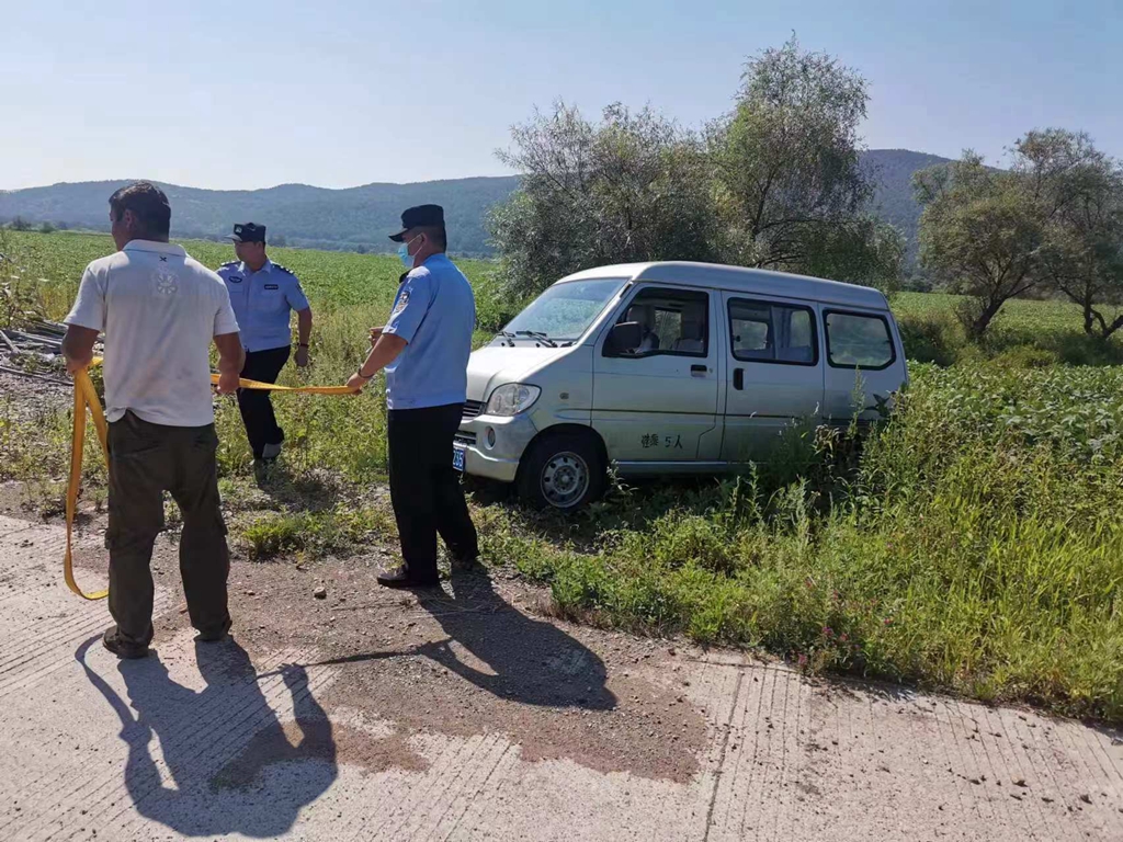 甘河分局中心派出所成功救助駛離道路車輛.jpg