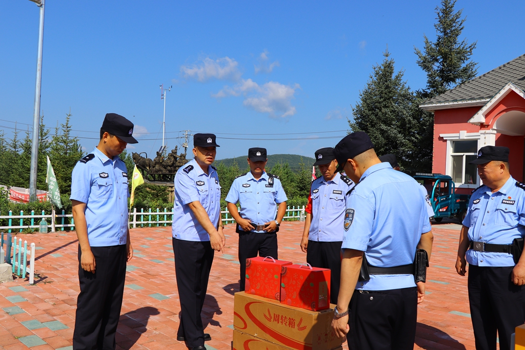甘河分局開展“送清涼 暖警心”愛警暖警活動.JPG