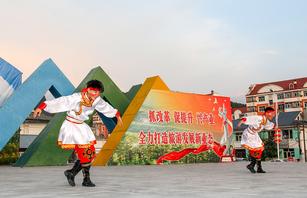 莫爾道嘎森工公司基層職工第二場(chǎng)文藝匯演為2024年“森林旅游文化節(jié)”職工廣場(chǎng)系列文藝演出活動(dòng)劃上圓滿句號(hào) 拷貝.jpg