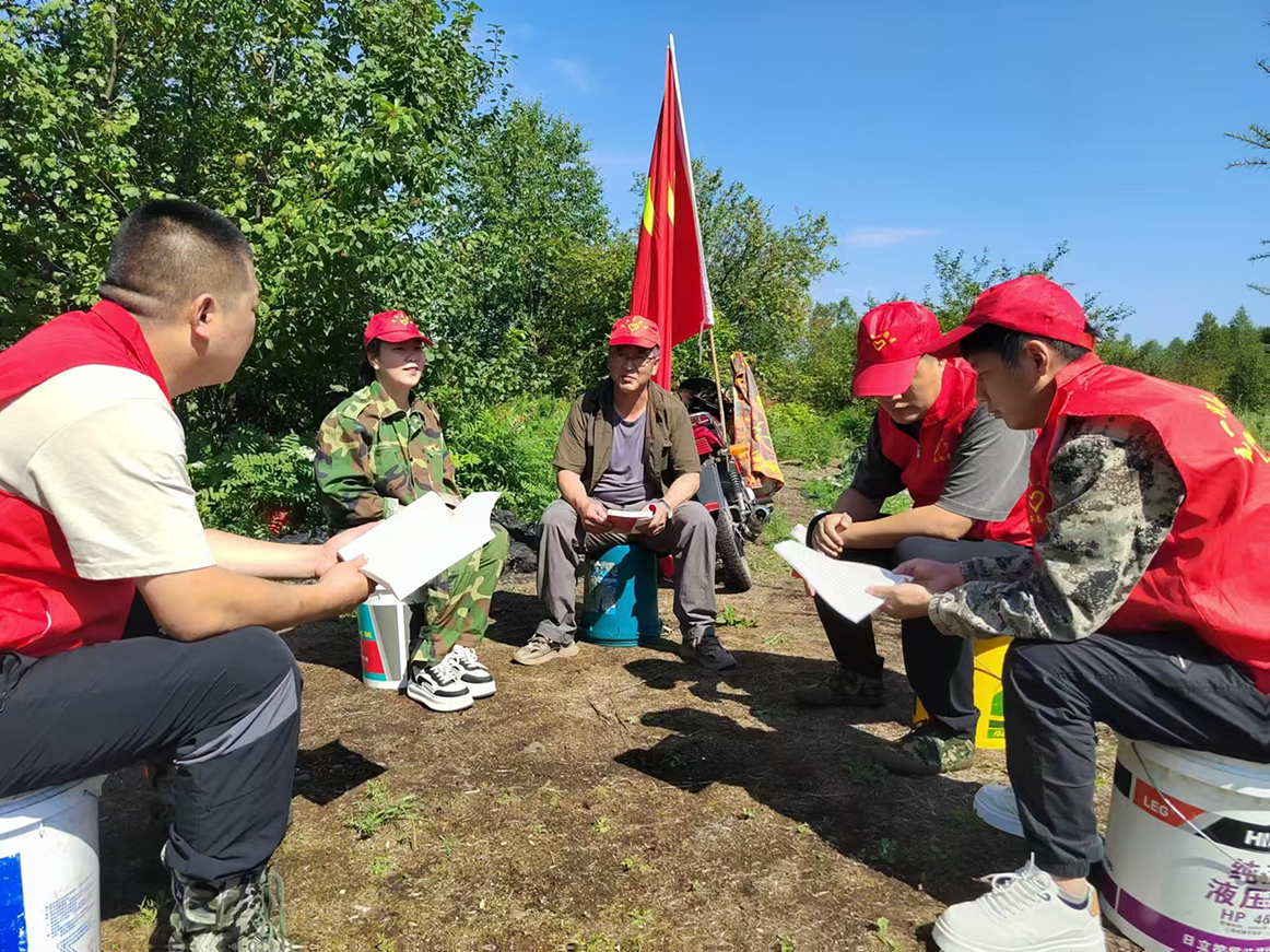 克一河森工公司森林調查設計大隊開展“木耳基地采摘忙.志愿服務勇擔當”主題黨日活動1 拷貝.jpg