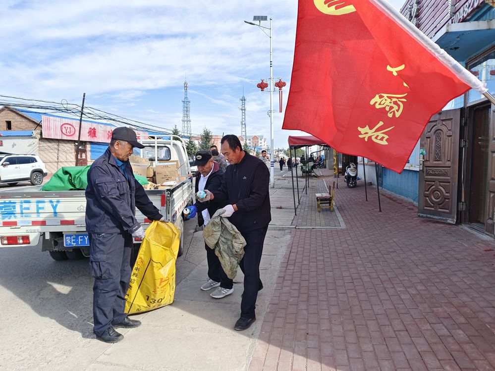 阿龍山森工公司阿烏尼經營管護中心開展清撿垃圾志愿活動_已改.jpg