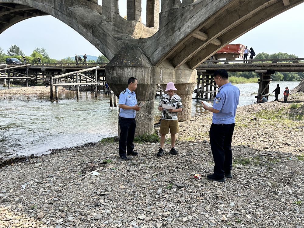 甘河分局中心派出所筑安全防線 護綠水青山已改.jpg
