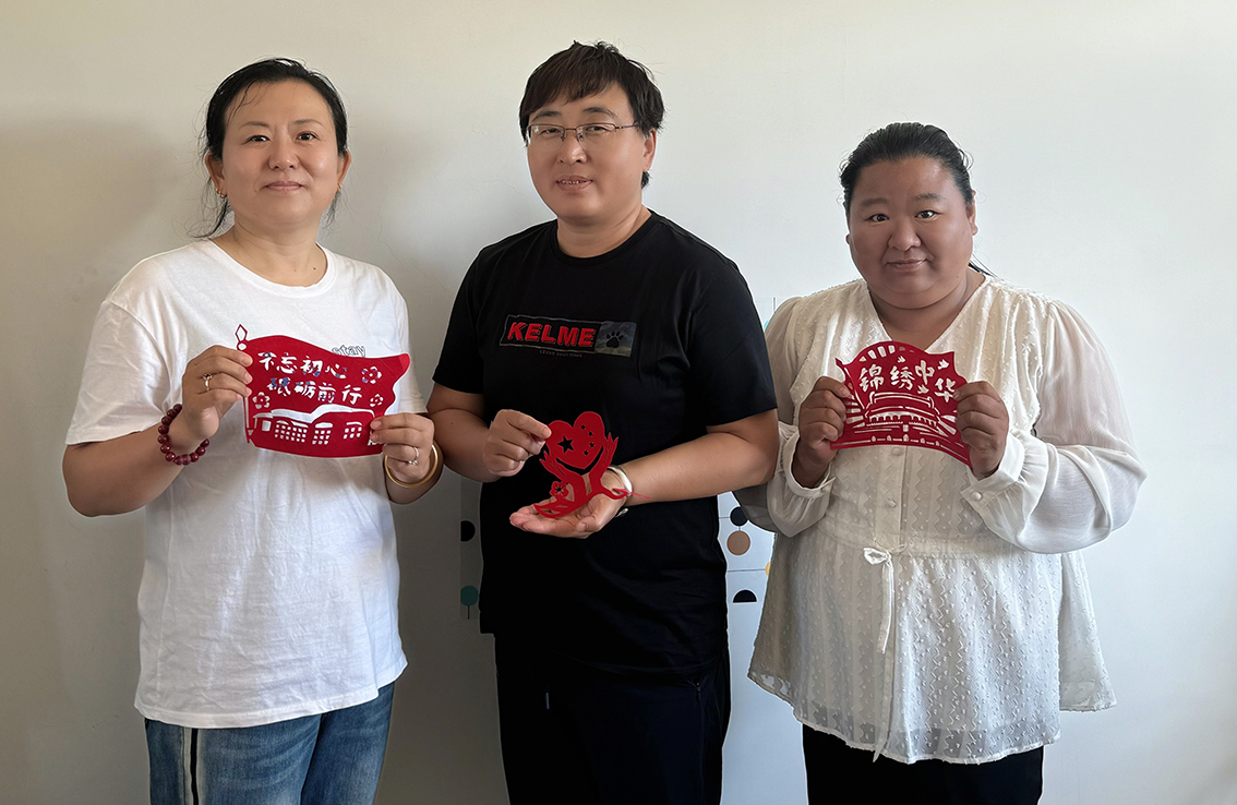 畢拉河林業公司林木種苗中心開展“鑄牢中華民族共同體意識”主題剪紙活動 拷貝.jpg