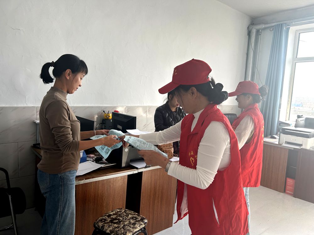 志愿者為職工發放反邪教宣傳單.jpg