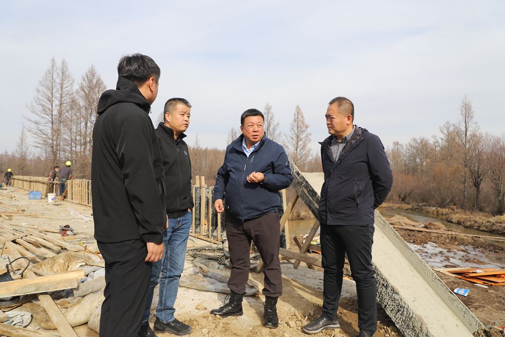 根河森工公司開展防火應急道路建設項目督導檢查工作_已改.jpg