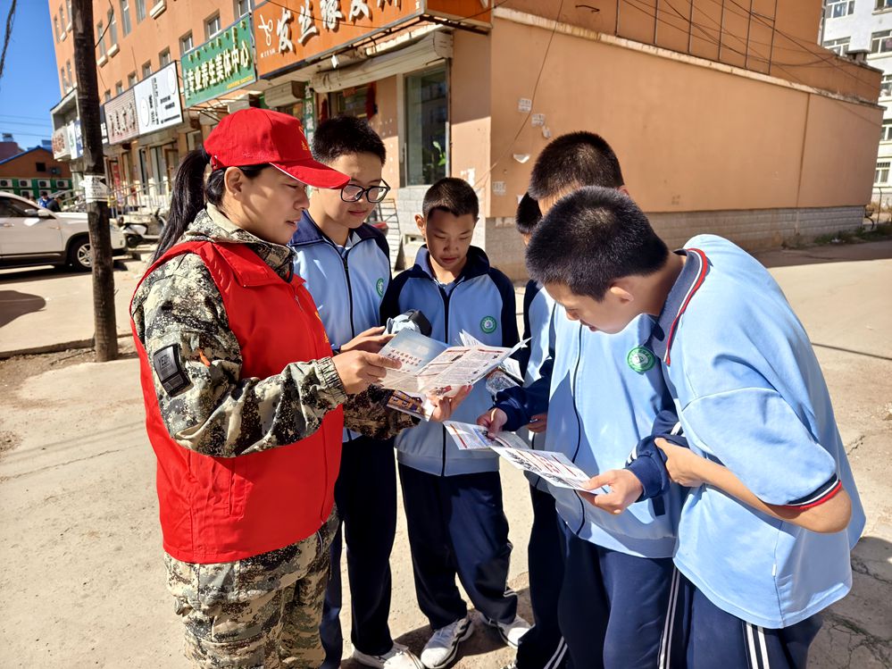 大楊樹林業公司勃音那林場開展國防教育宣傳活動.jpg