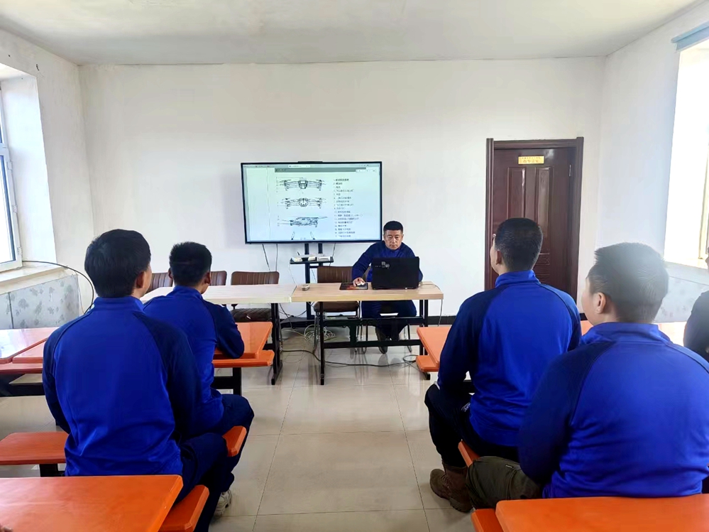 庫都爾森工公司應(yīng)急事務(wù)中心舉辦無人機(jī)使用培訓(xùn)班2.jpg