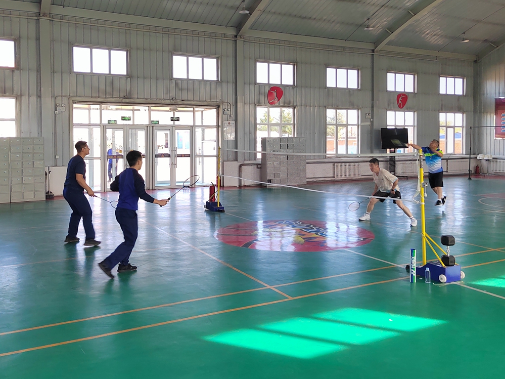 大楊樹林業公司奎中林場與大楊樹森林消防大隊聯合開展羽毛球友誼賽.jpg