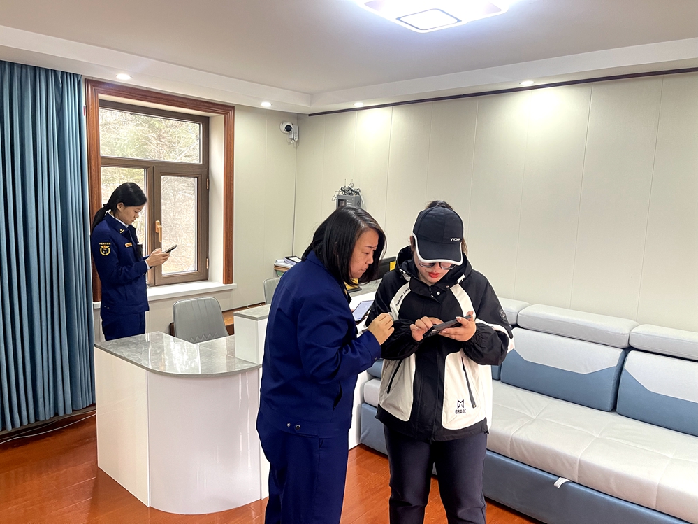 根河森工公司假日旅游公司與消防合作開(kāi)展消防安全檢查 (1).jpg