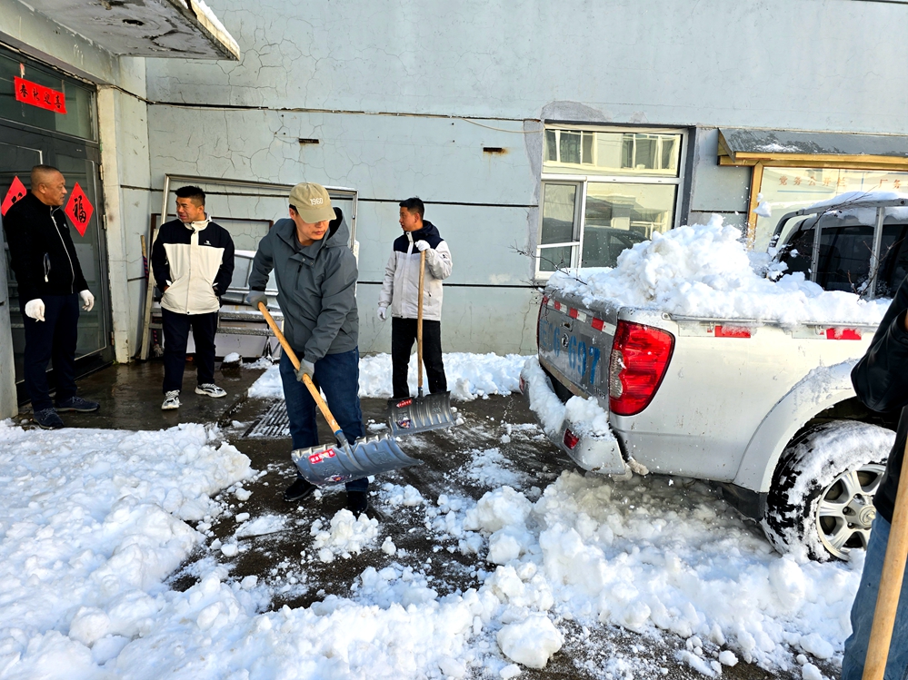 根河森工公司假日旅游公司開展清理積雪 維護辦公樓周邊環境.jpg