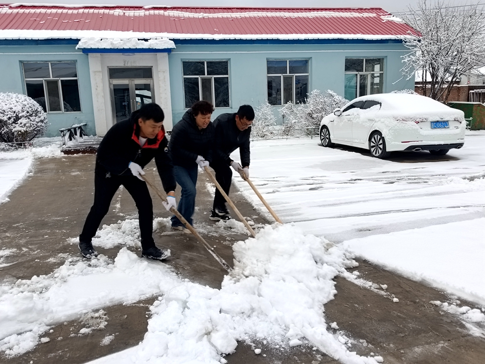 根河森工公司產(chǎn)業(yè)發(fā)展中心清理積雪3_)已改.jpg