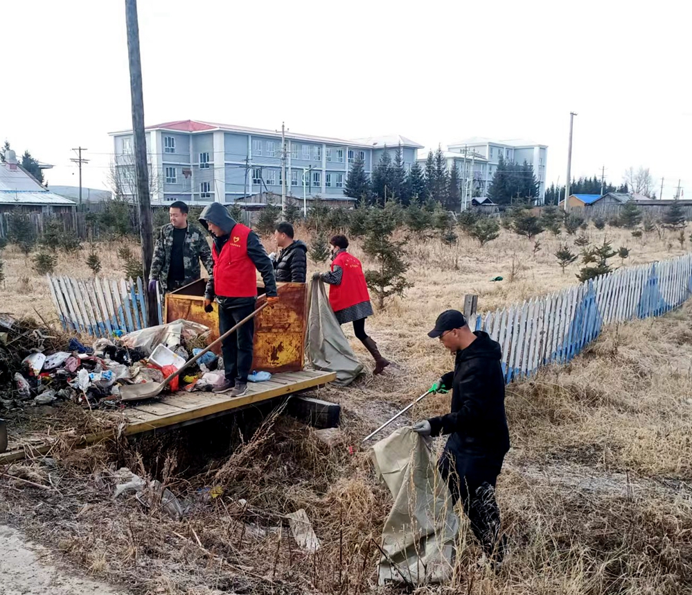 庫都爾森工公司林木種苗中心開展黨建帶團建“環境整治”專項活動__已改.jpg