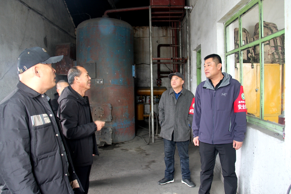 金河森工公司領導以“四不兩直”的方式深入基層單位檢查指導森林防滅火和安全生產工作 (2)_副本_已改.jpg