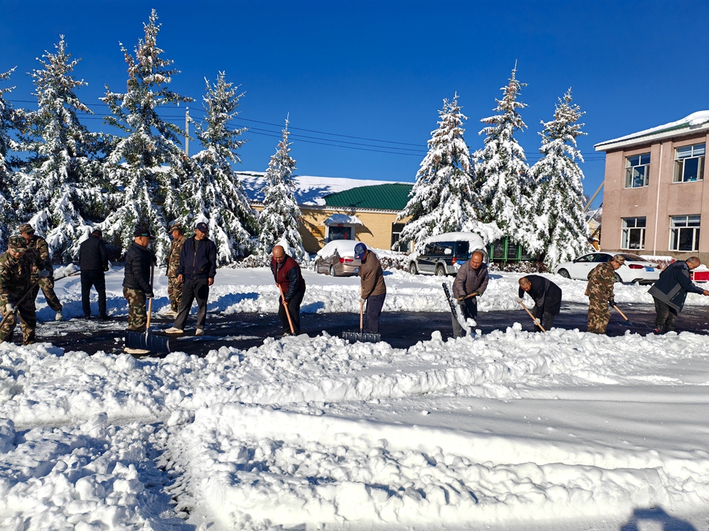 根河森工公司烏力庫瑪經營管護中心清理積雪_副本_已改.jpg