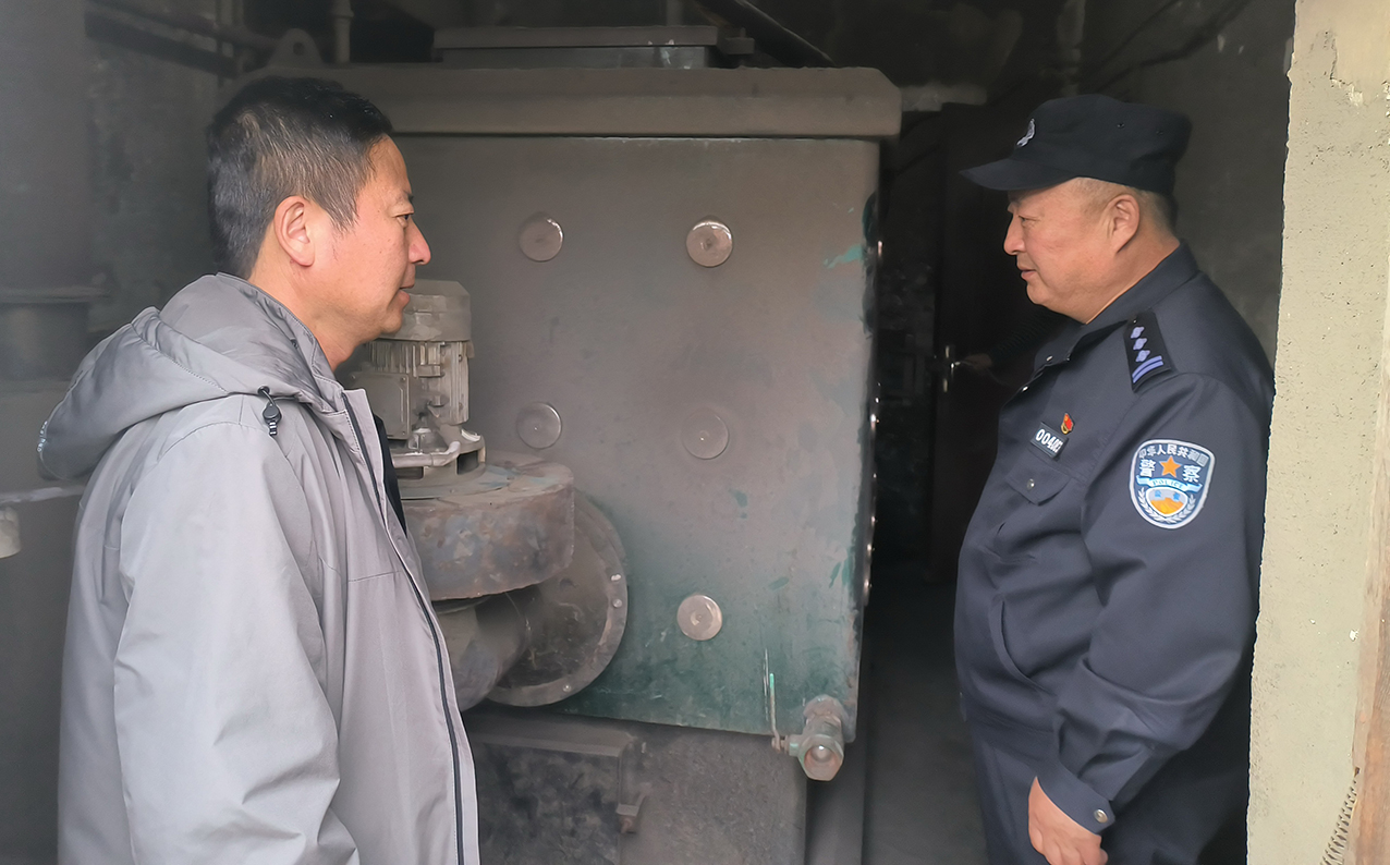 民警檢查供暖設備 拷貝.jpg