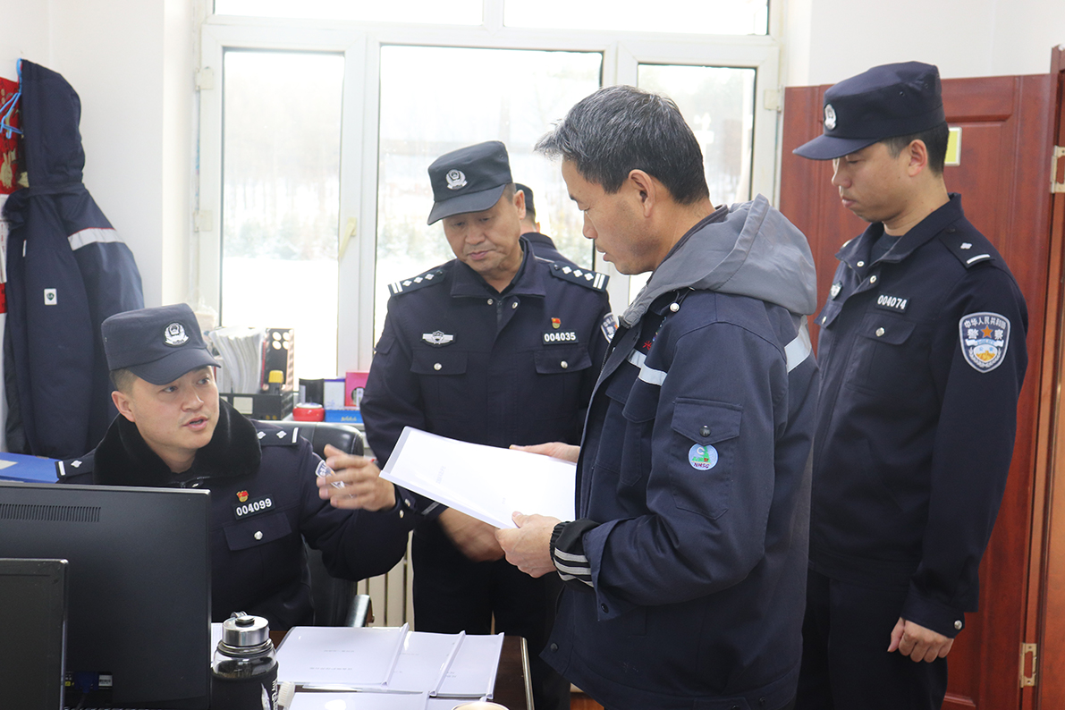 民警檢查臺賬記錄 拷貝.jpg