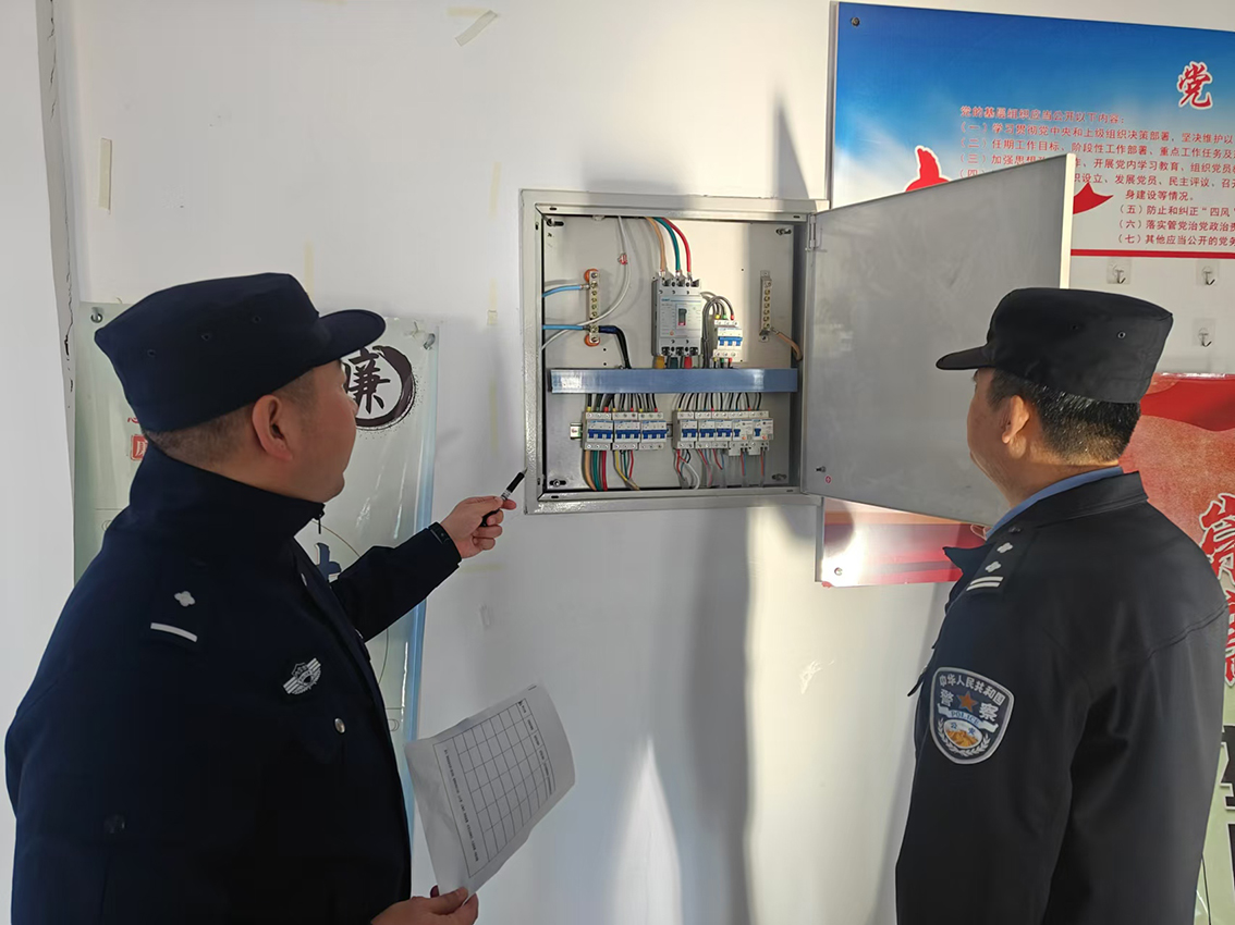民警檢查用電線路是否符合安全標準 拷貝.jpg