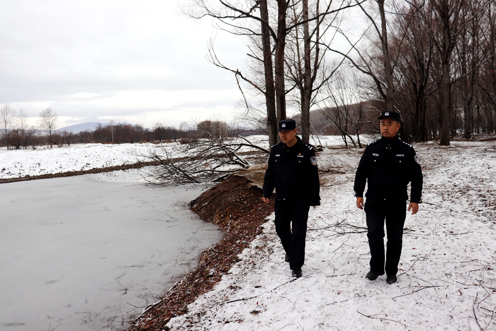 甘河分局中心派出所大雪后加強巡邏 守護群眾安全1_已改.jpg