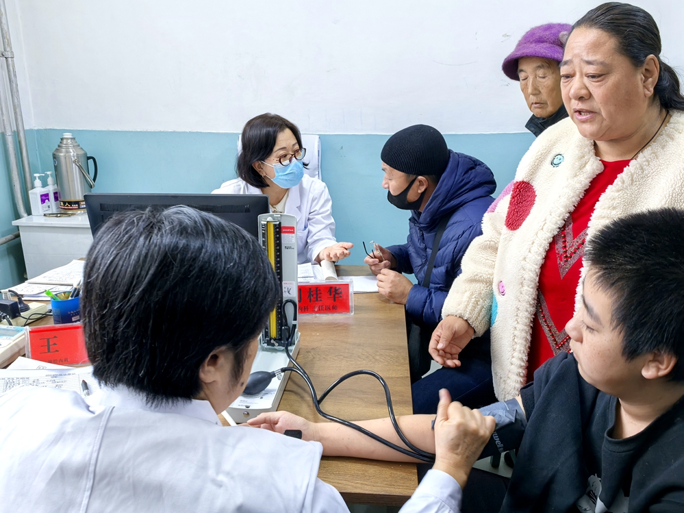 助力鄉村振興 服務群眾健康——內蒙古林業總醫院到阿龍山鎮開展專家巡診活動_已改.jpg