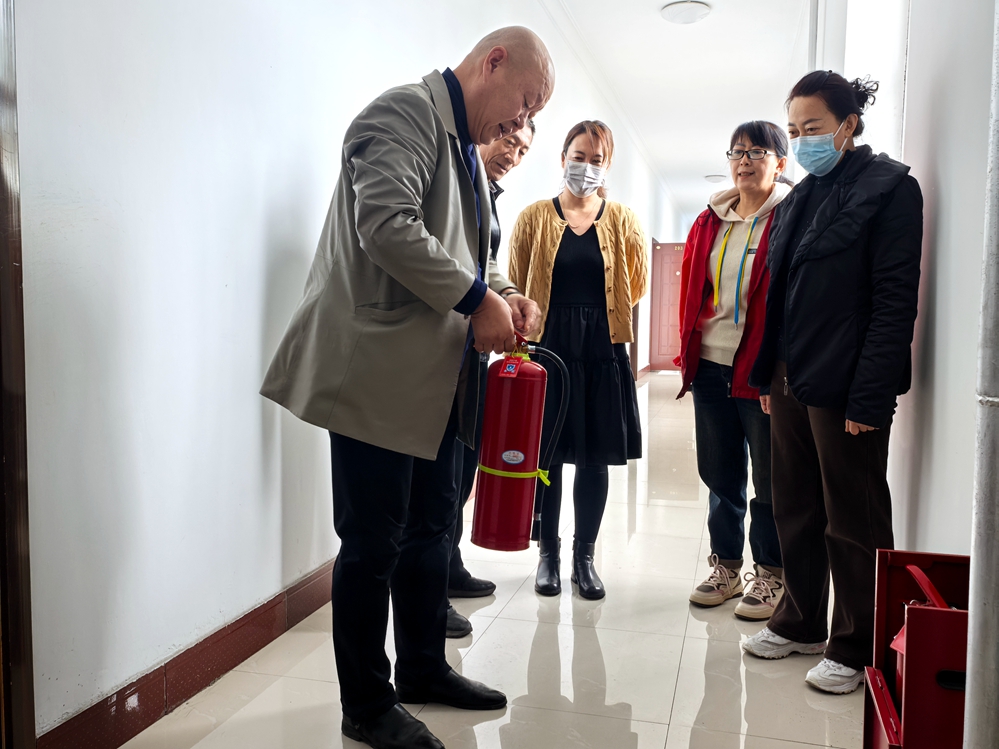 金河森工公司綜合服務中心牙克石聯合留守處工作室開展安全生產隱患排查工作 (2)_已改.jpg