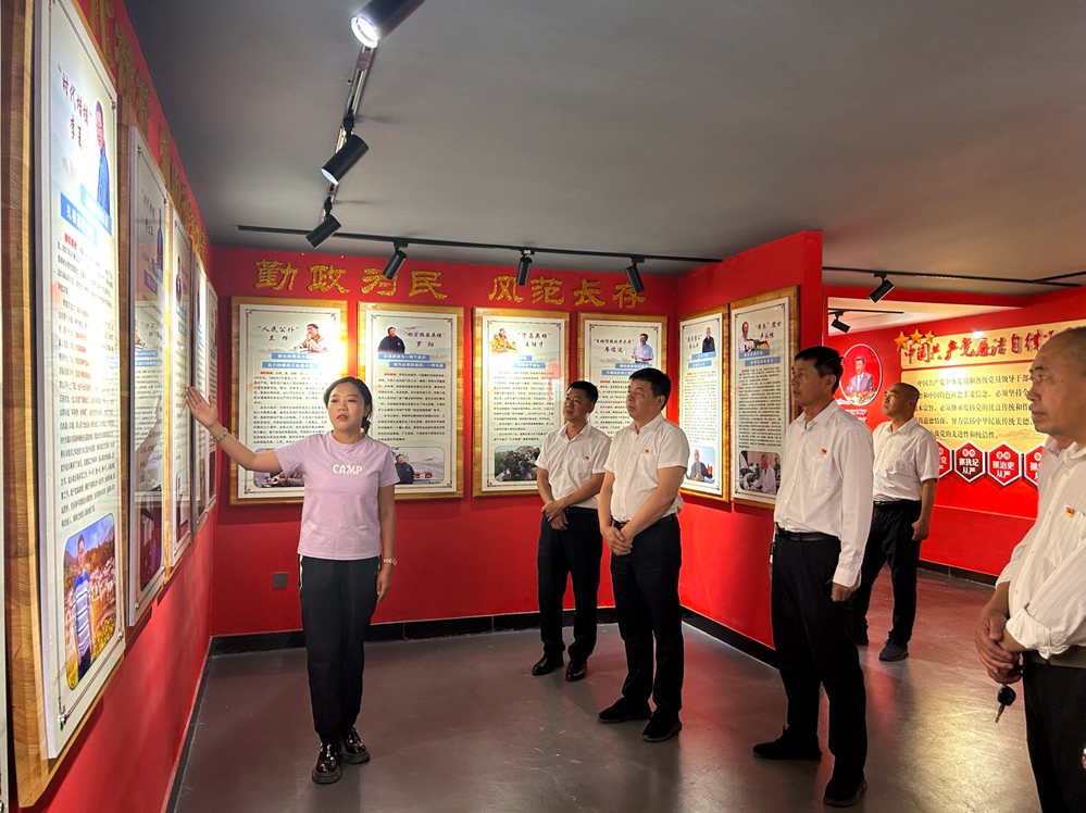根河森工公司約安里經營管護中心開展尋廉政足跡 守黨員底色主題教育活動_已改.jpg
