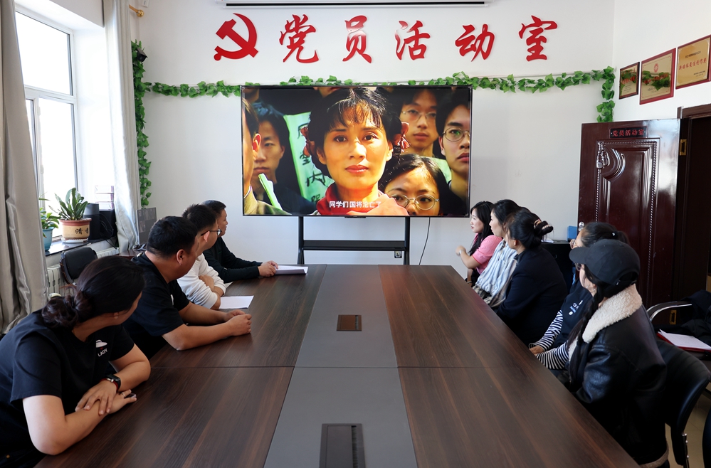 庫都爾森工公司庫都爾河國家濕地公園管理處黨支部組織集中觀看愛國影片__已改.jpg