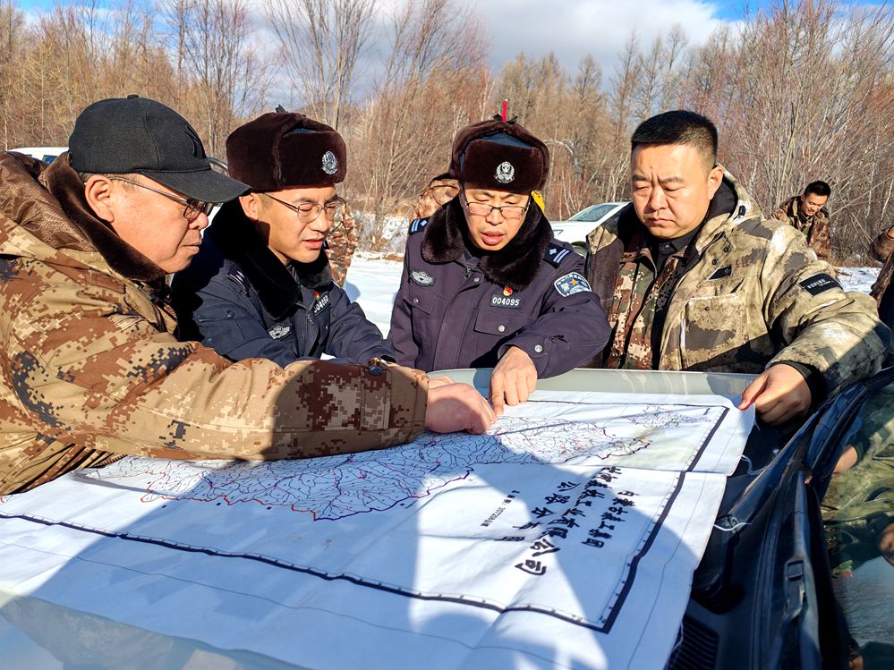 甘河分局甘源派出所與甘源森林經(jīng)營管理中心攜手開展治安聯(lián)防合作，共筑平安防線1_副本已改.jpg
