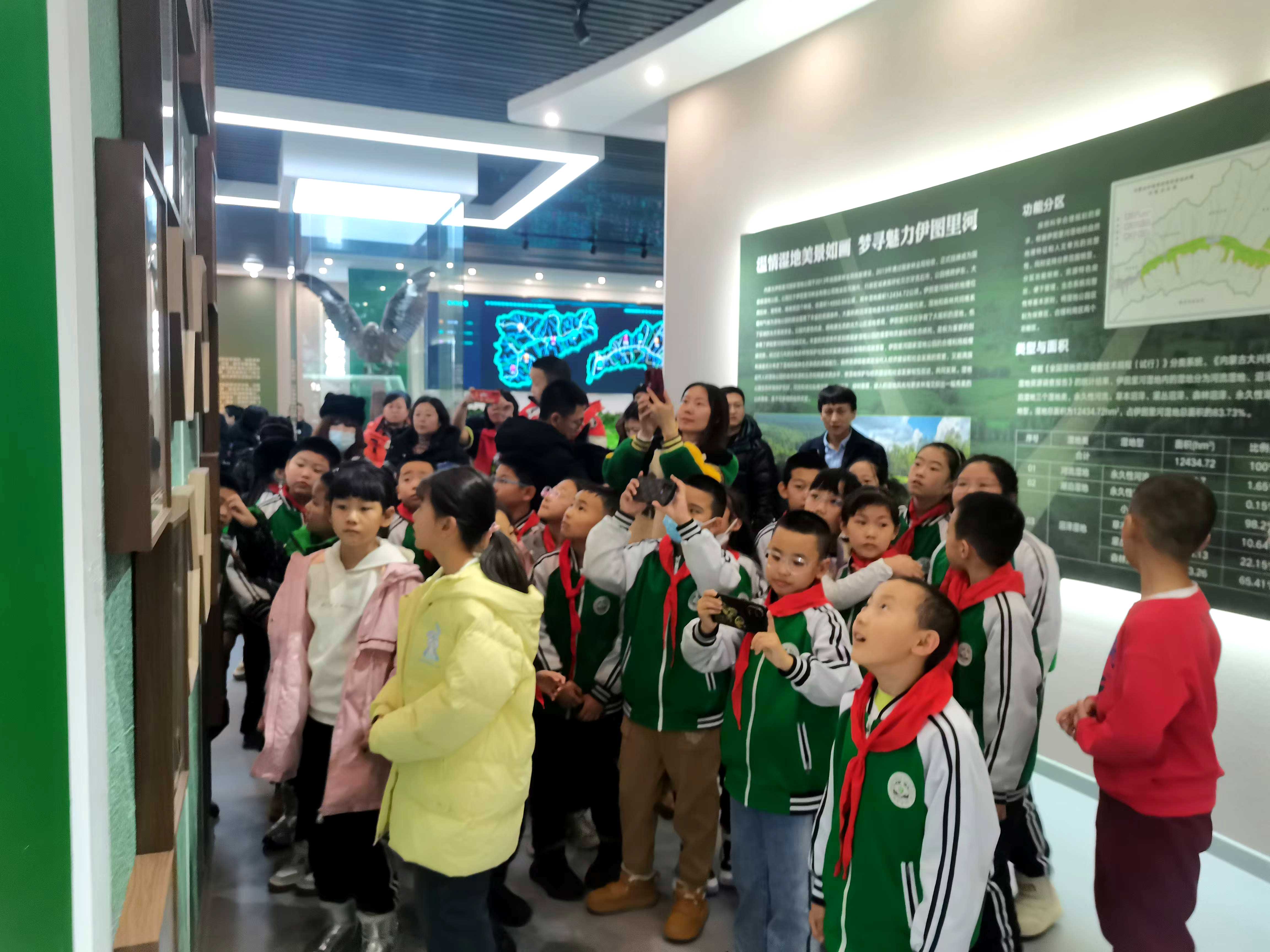伊圖里河林業公司產業發展中心開展“親子同行研學-探尋濕地之美”活動.jpg