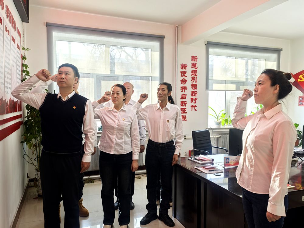 金河森工公司綜合服務中心牙克石聯合留守處工作室開展“強化黨性 堅守信仰”主題黨日活動 (2)_副本.jpg