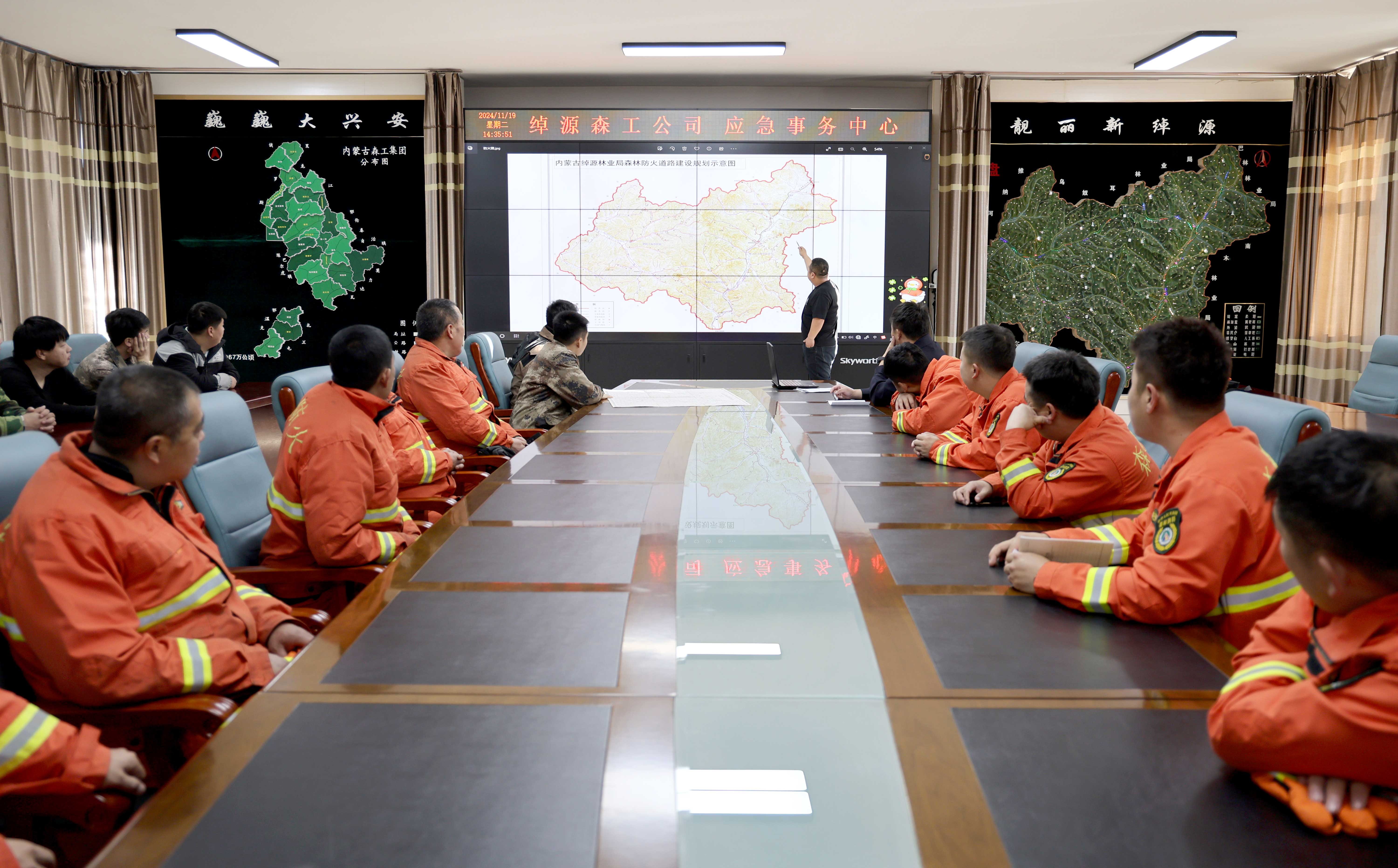 綽源森工公司應(yīng)急事務(wù)中心理論+實(shí)操-“文武雙修”練精兵-(2).JPG