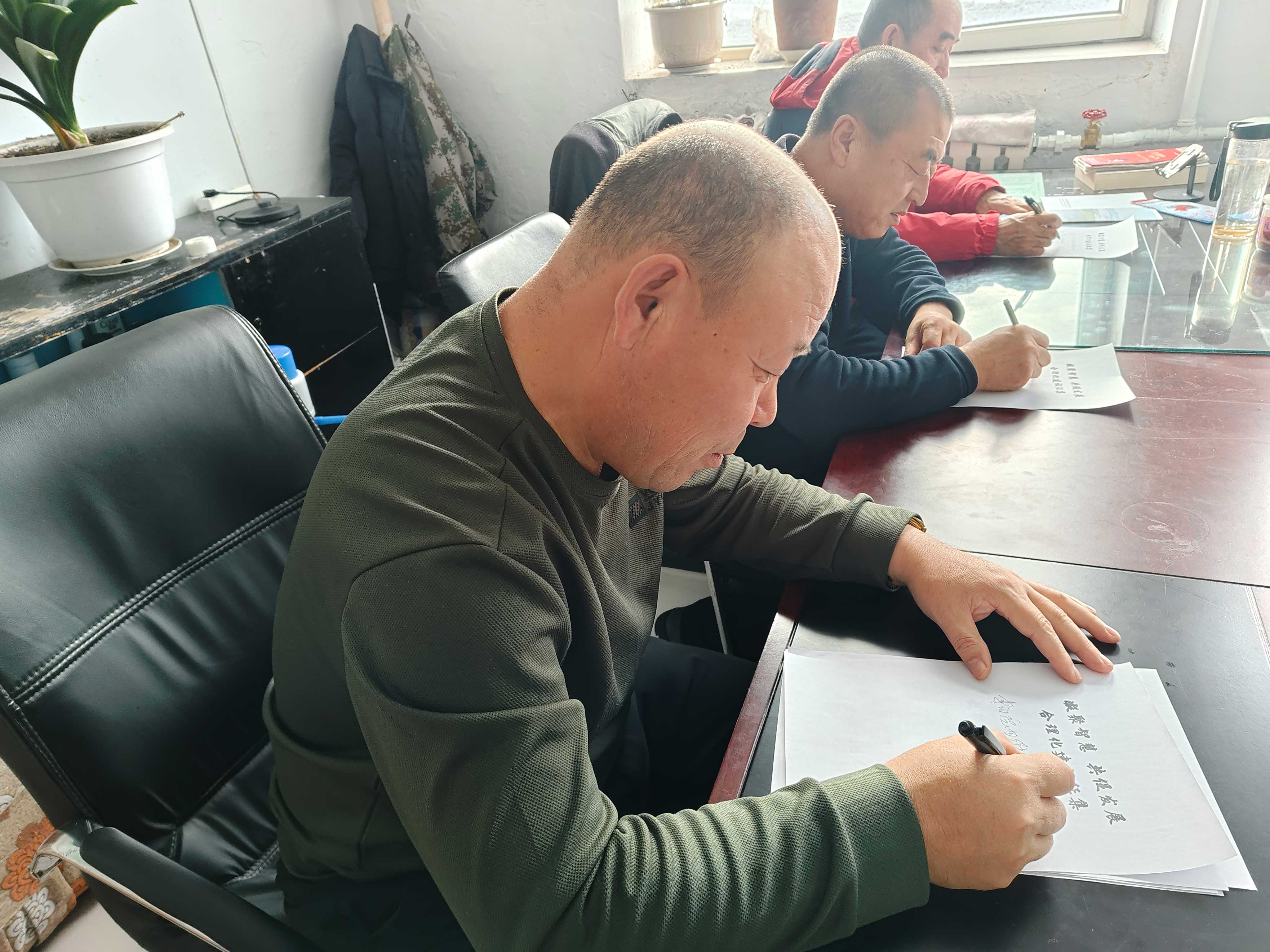 阿龍山森工公司阿烏尼經營管護中心工會開展“凝聚智慧，共促發展”合理化建議征集活動.jpg