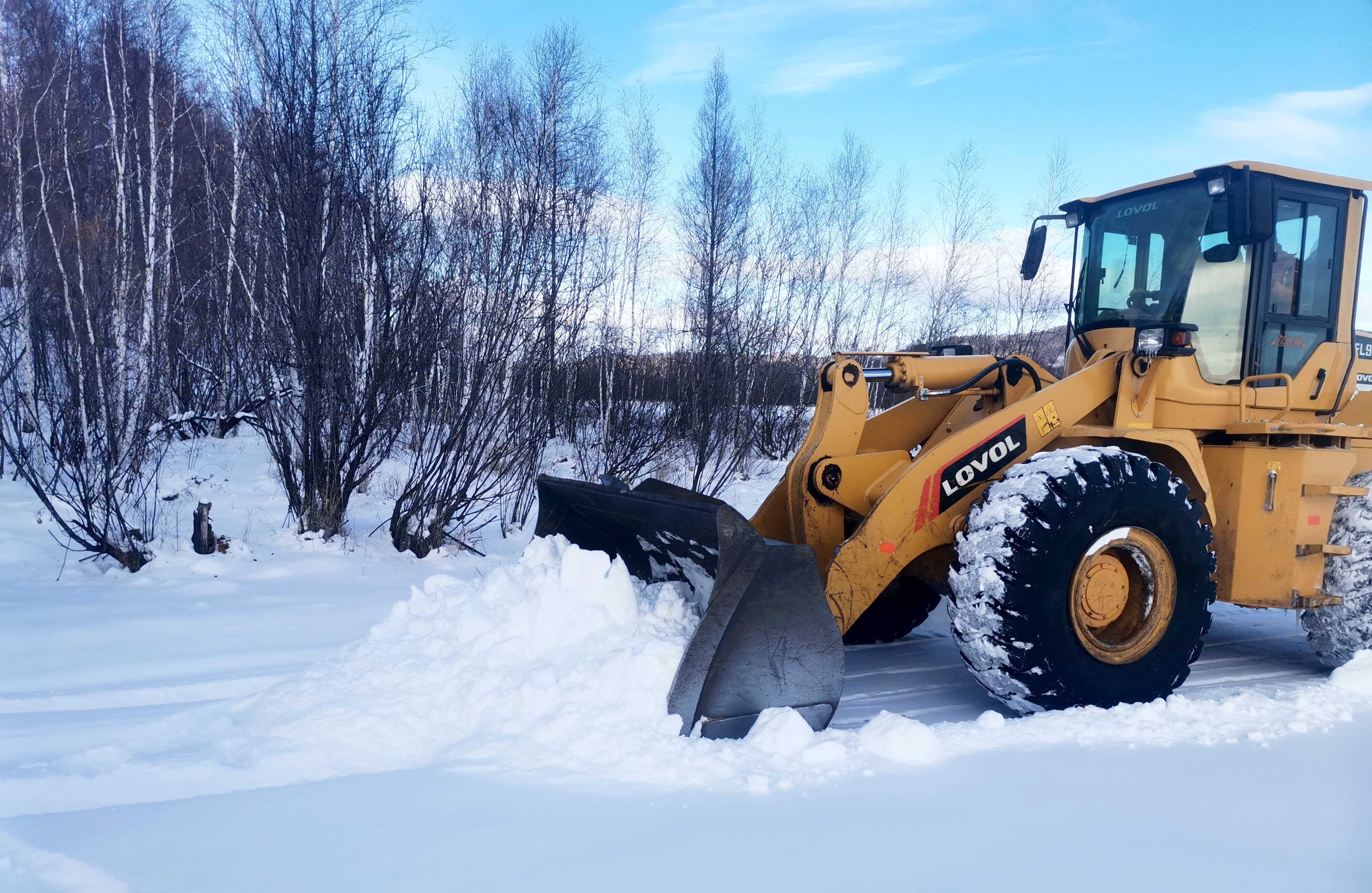 畢拉河林區連降大雪，應急事務中心全力清雪保暢通1.jpg