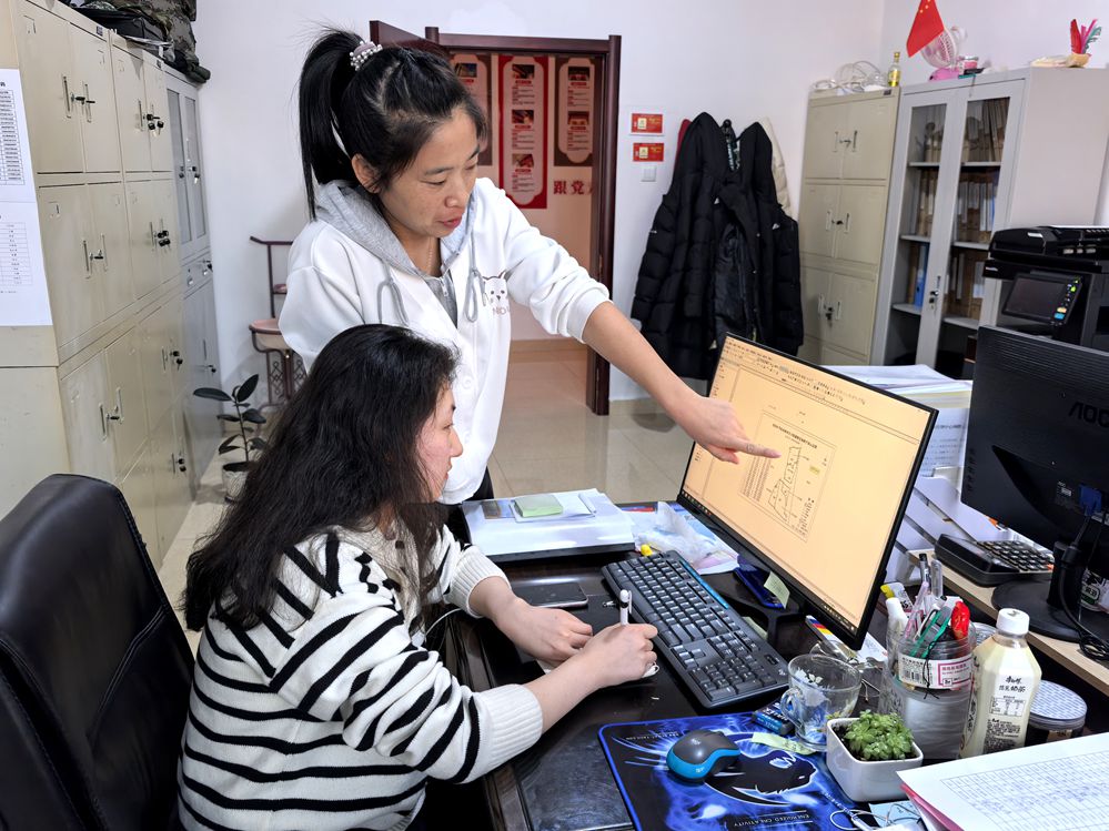 畢拉河林業公司森林資源管理中心開展電腦維修活動_副本已改.jpg