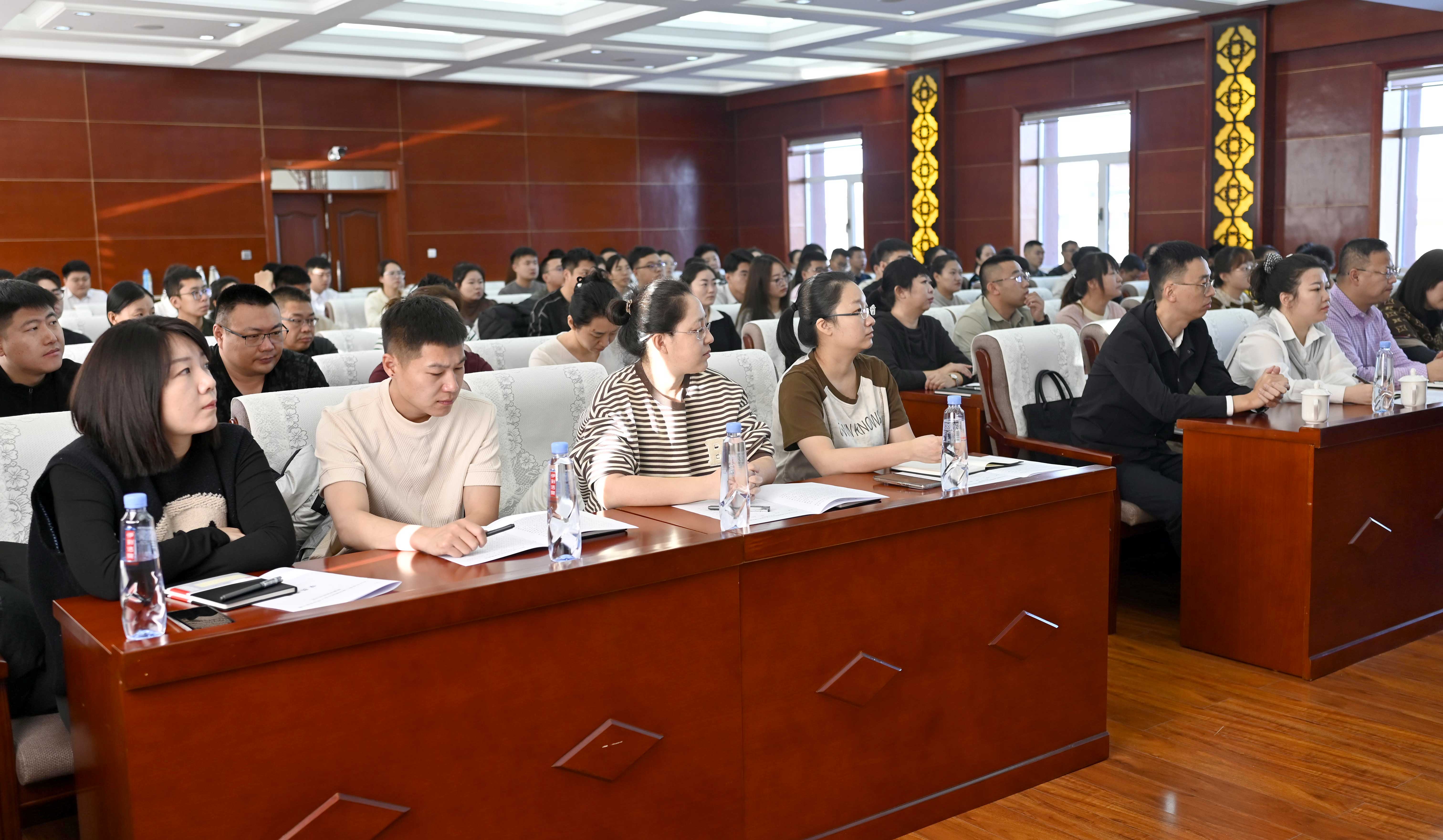 森工集團(tuán)2024年度新聞從業(yè)人員業(yè)務(wù)能力暨新媒體矩陣培訓(xùn)班在阿爾山森工公司開(kāi)班-(2).jpg