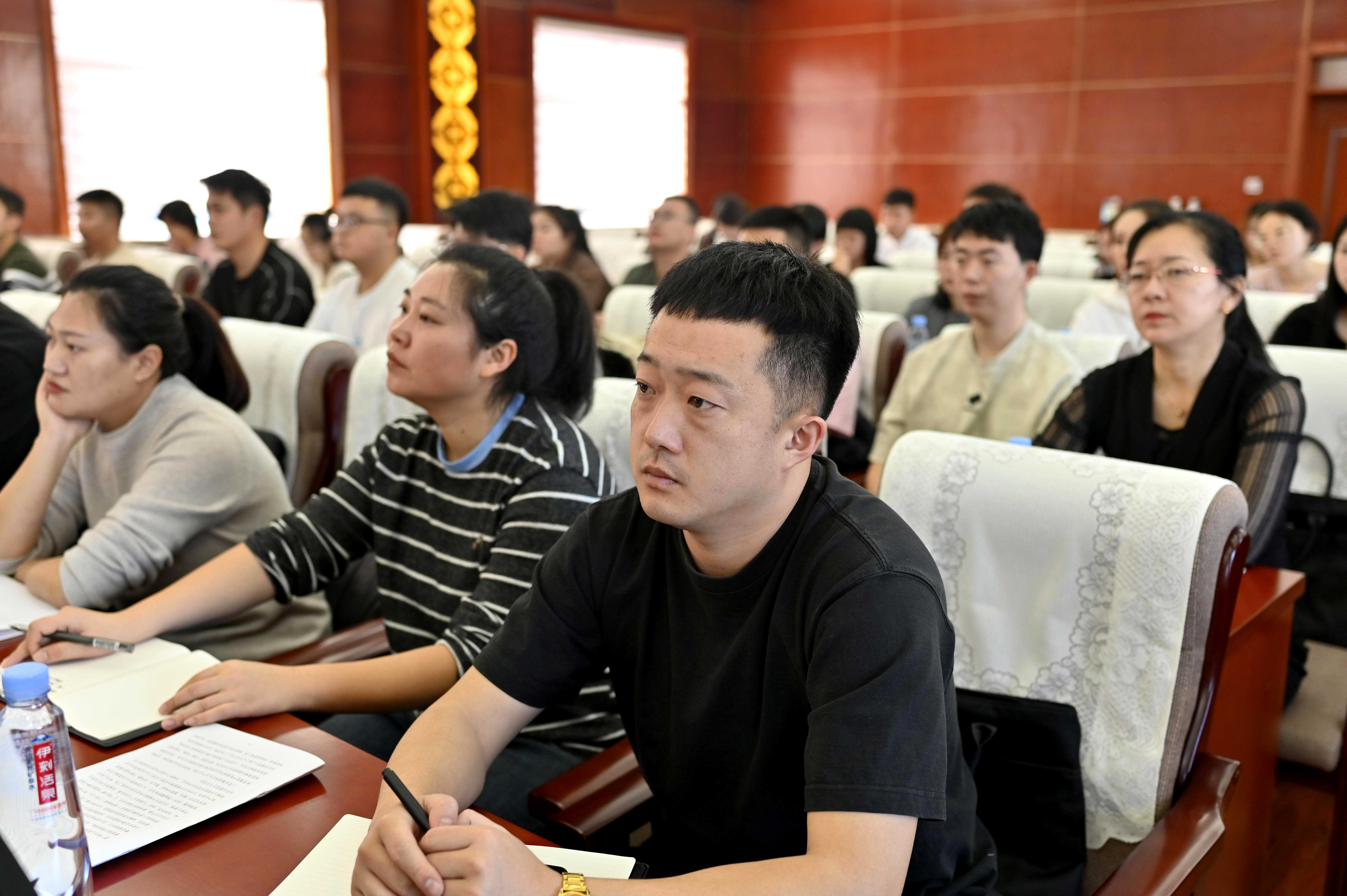 森工集團(tuán)2024年度新聞從業(yè)人員業(yè)務(wù)能力暨新媒體矩陣培訓(xùn)班在阿爾山森工公司開(kāi)班-(3).jpg