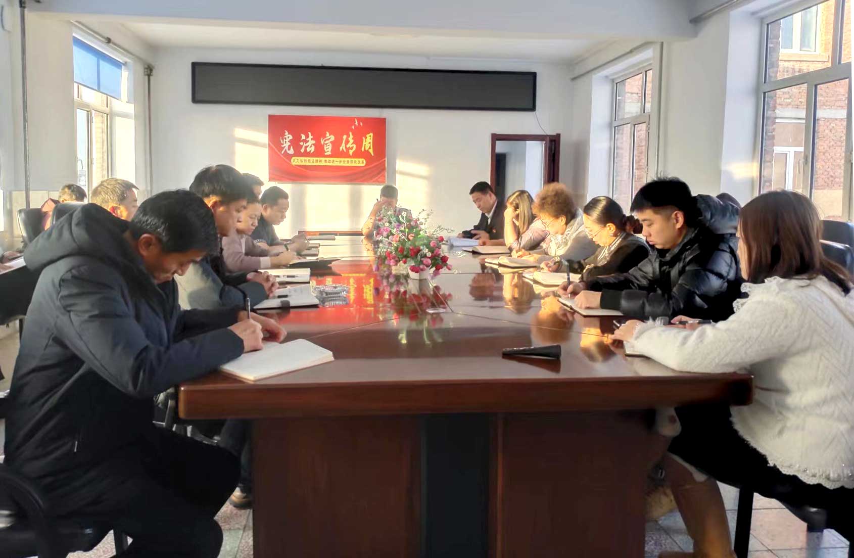 根河森工公司路橋工程處：開展憲法宣傳 營造濃厚法治氛圍.jpg