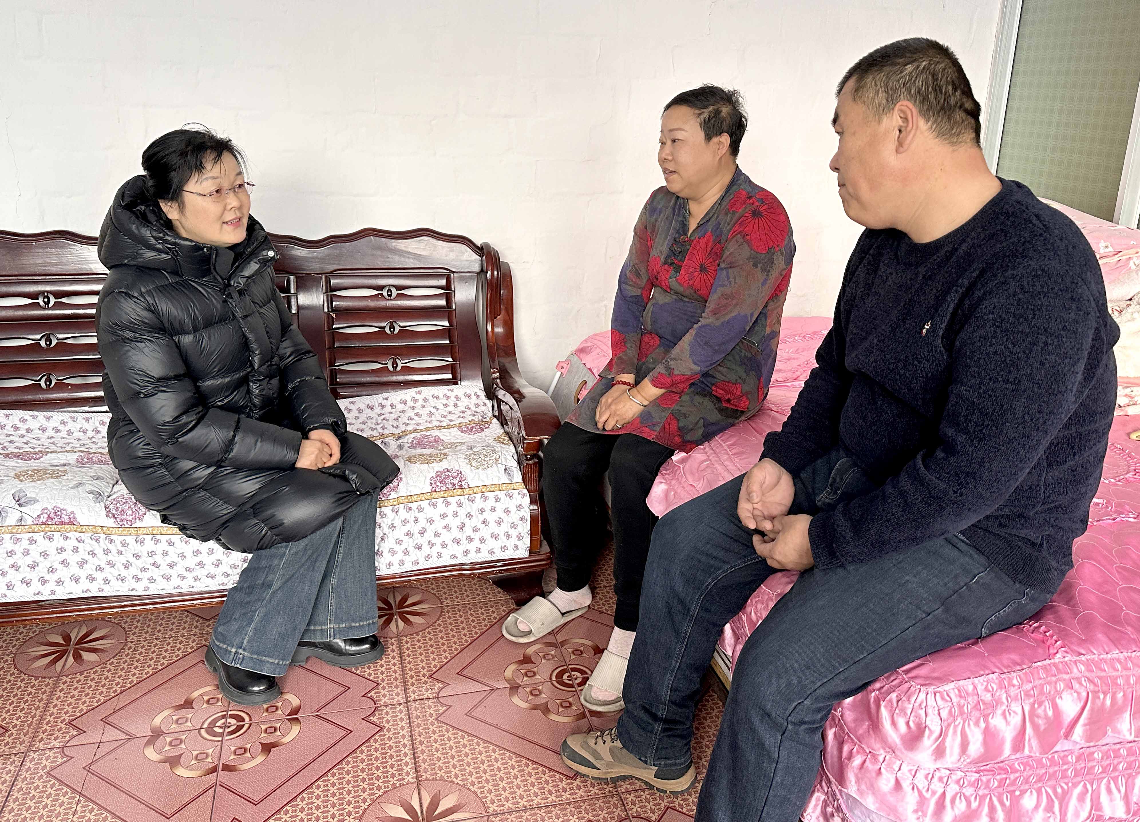克一河森工公司應急事務中心工會對困難職工家庭進行入戶核查.jpg
